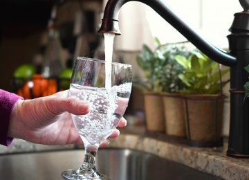 Imagem de um copo de água, é o banner do post: Demanda por água potável pode crescer 70% no Brasil até 2040