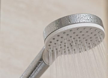 Foto de um chuveiro que ilustra o post Como a água dura pode prejudicar nossos cabelos?