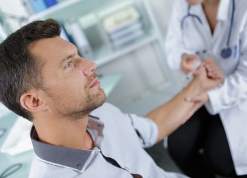 Imagem de alguém tirando sangue, ilustra o banner do post: Hemodiálise saiba sobre a água utilizada neste processo