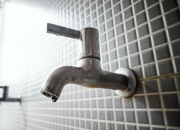 imagem de uma torneira que ilustra o post 4 dicas para economizar água na sua empresa em 2021